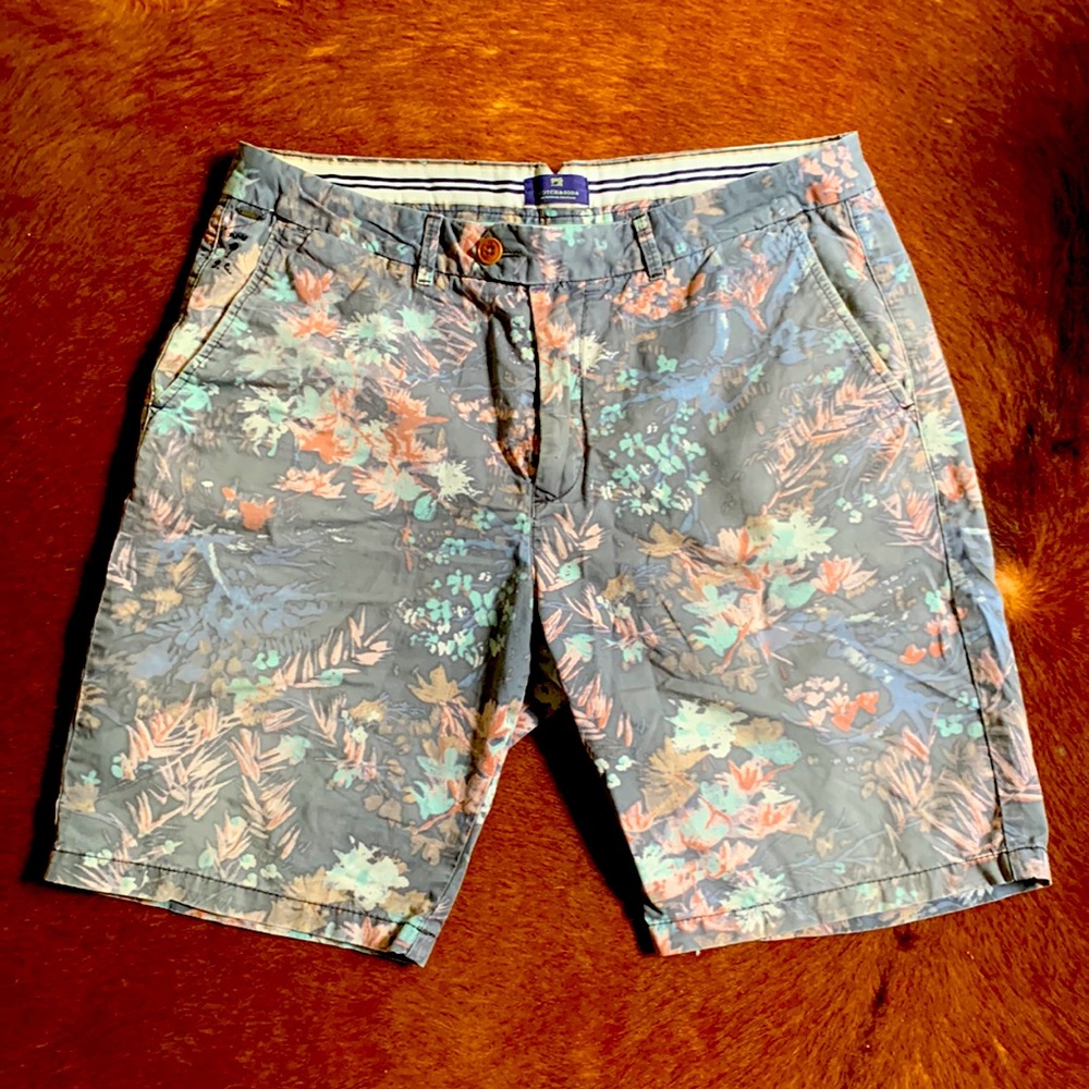 Pre-owned in fair condition. No holes. Please see pictures